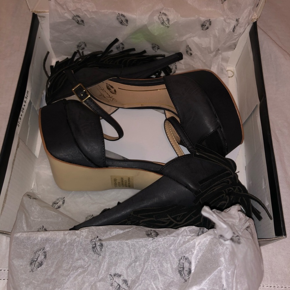 Colin Stuart Fringe Peep-toe Pumps - Picture 6 of 8